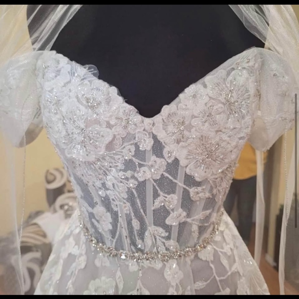 David's Bridal wedding dress size 2 white with removable sleeves style
SWG834